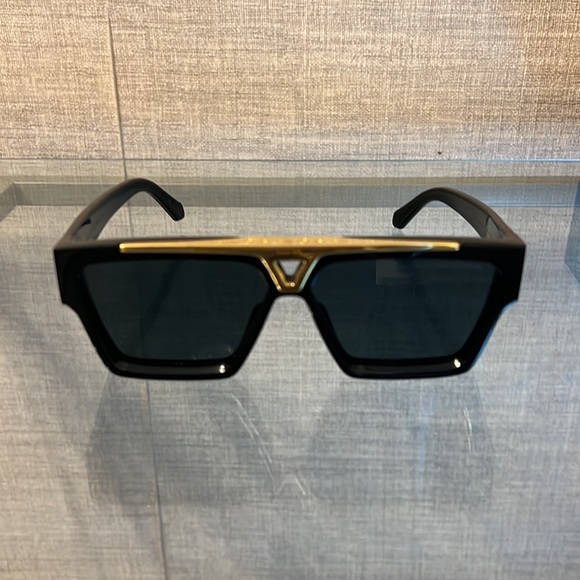 Great condition. No Visible scratches or marks. Barely worn. Hard to find. - Picture 2 of 11